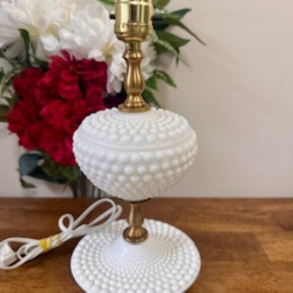 Vintage Milk Glass Hobnail Table Lamp Brass‎ Accent – Tested & Working - Picture 3 of 7